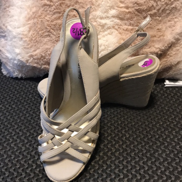 Ann Marino cream sling back wedge sandals - Picture 3 of 7